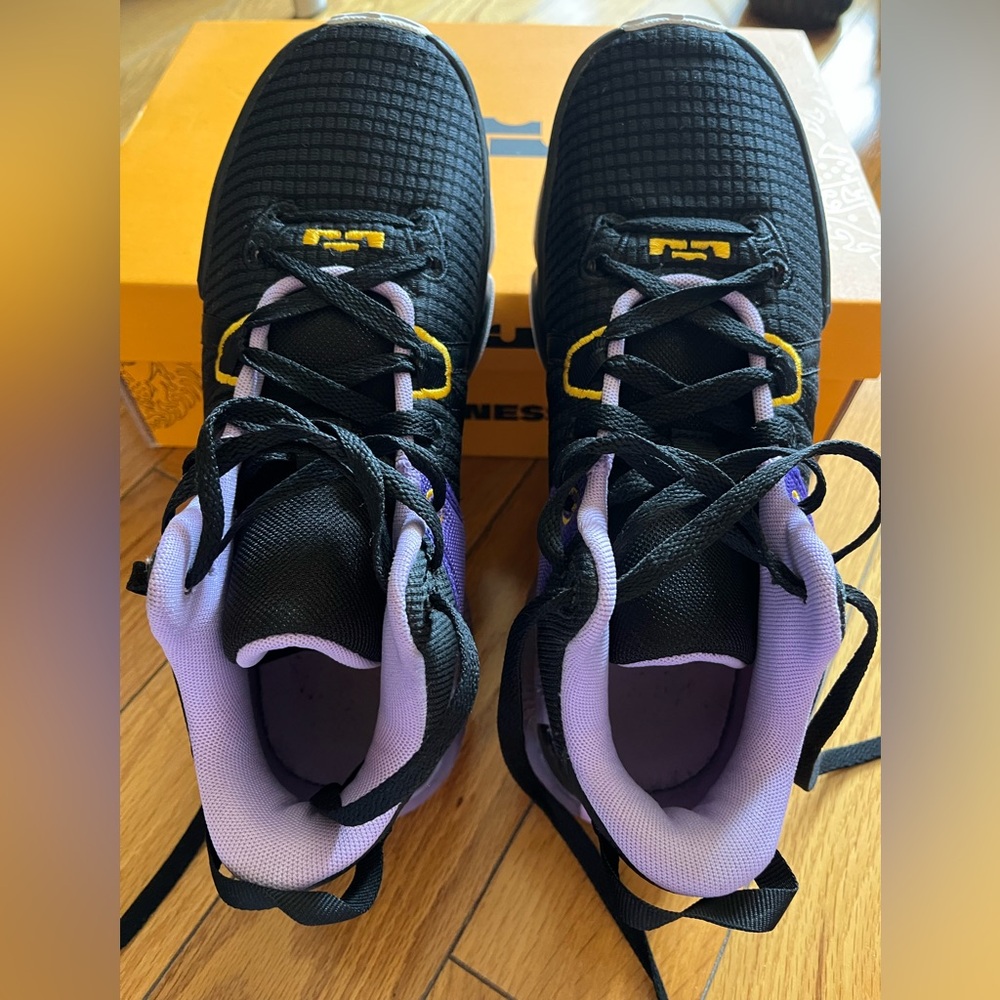 Nike Lebron Witness VII Sneakers